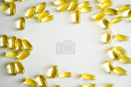 Téléchargez les photos : Gros plan sur les gélules Omega 3. Concept de soins de santé. Pilule médicale ou modèle de capsule de vitamines. Concept de médecine, de santé ou de pharmacie - en image libre de droit