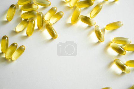 Téléchargez les photos : Compléments alimentaires, oméga-3 pilules d'huile de poisson sur fond blanc copie espace - en image libre de droit