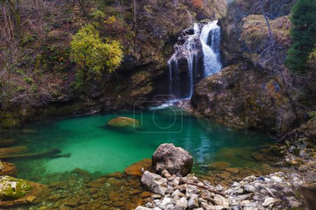 Foto de Hermosa cascada en otoño en el desfiladero de Vintgar junto a Bled, Eslovenia. Viajes, turismo, medio ambiente, estaciones y conceptos de cambio climático - Imagen libre de derechos