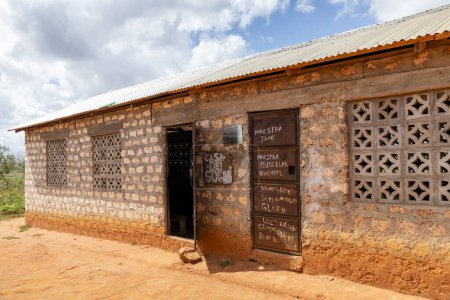 Téléchargez les photos : Tsavo Est, Kenya, Afrique, 19 août 2023, Orphelinat dans le bâtiment scolaire du Kenya avec des écrits sur la façade - en image libre de droit