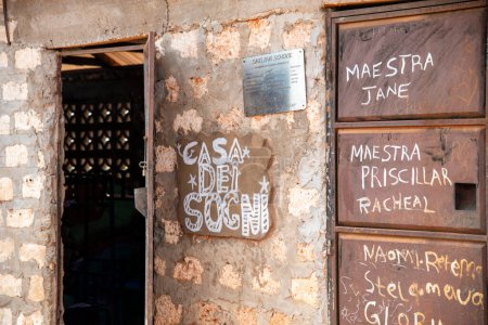 Téléchargez les photos : Tsavo Est, Kenya, Afrique, 19 août 2023, Orphelinat dans le bâtiment scolaire du Kenya avec des écrits sur la façade - en image libre de droit