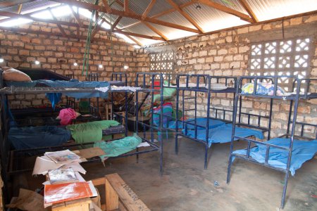 Téléchargez les photos : Tsavo Est, Kenya, Afrique, 19 août 2023, Dortoir d'un orphelinat en Afrique avec lits - en image libre de droit