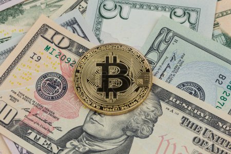 Téléchargez les photos : Golden bitcoin coin on a paper dollars money. Virtual  crypto currency. currency. - en image libre de droit