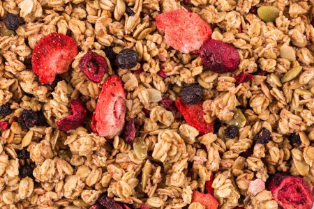 Cereales de Muesli cierran fondo con pasas, copos de avena y trigo, frutas, fresas, arándanos, trozos de cereza