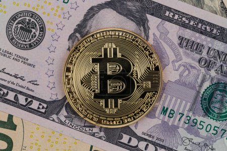Téléchargez les photos : Golden bitcoin coin on a paper dollars money. Virtual  crypto currency. currency. - en image libre de droit