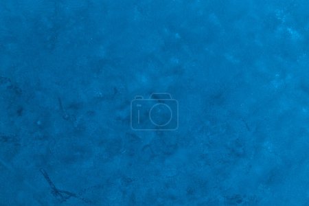 Foto de Pintura cepillada de color azul agua sobre textura de papel - Imagen libre de derechos
