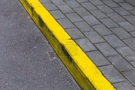 Téléchargez les photos : Ligne de bordure jaune sur le proad d'asphalte - en image libre de droit