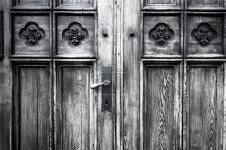 Foto de Marco completo toma de una vieja puerta de madera - Imagen libre de derechos