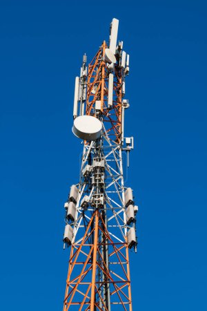 Téléchargez les photos : Tour de communication avec antennes contre ciel bleu - en image libre de droit