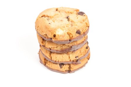 Téléchargez les photos : Biscuit aux pépites de chocolat isolé sur fond blanc - en image libre de droit