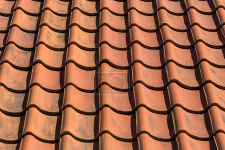 Foto de Patrón de azulejo techo rojo sobre cielo azul - Imagen libre de derechos
