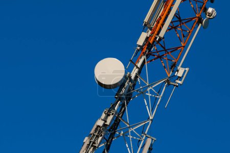 Foto de Torre de comunicaciones con antenas contra el cielo azul - Imagen libre de derechos
