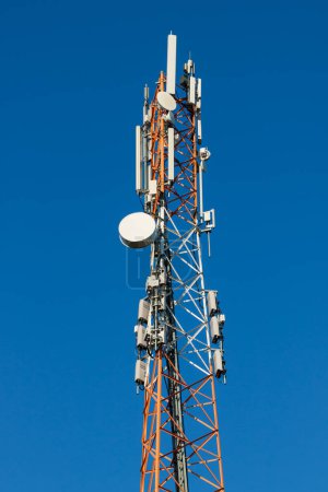 Foto de Torre de comunicaciones con antenas contra el cielo azul - Imagen libre de derechos