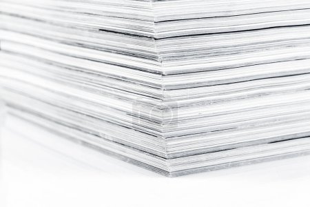 Téléchargez les photos : Une pile de magazines isolés sur un fond blanc - en image libre de droit