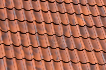 Foto de Azulejos rojos textura de fondo del techo de una casa - Imagen libre de derechos