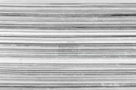 Téléchargez les photos : Une pile de magazines isolés sur un fond blanc - en image libre de droit
