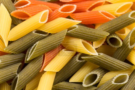 Foto de Pasta de color penne. Pastas de tomate, espinacas y trigo en formato horizontal - Imagen libre de derechos