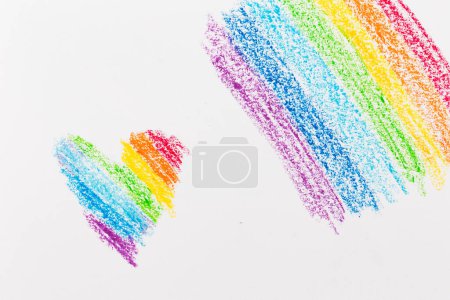 Foto de Lápiz de cera mano dibujo corazón arco iris fondo sobre papel blanco - Imagen libre de derechos