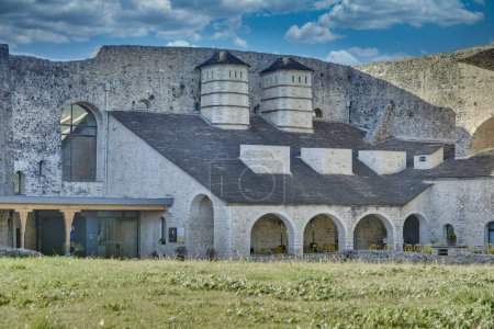 Téléchargez les photos : Le musée de l'argenterie situé dans le bastion ouest de la forteresse de Kale - réparti sur deux étages du bastion et le bâtiment adjacent des anciennes cuisines, Ioannina, NW Grèce - en image libre de droit