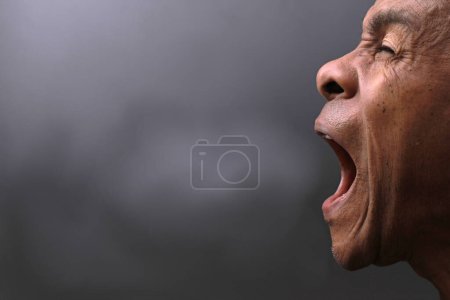 Téléchargez les photos : Homme criant avec colère santé mentale sur fond gris - en image libre de droit