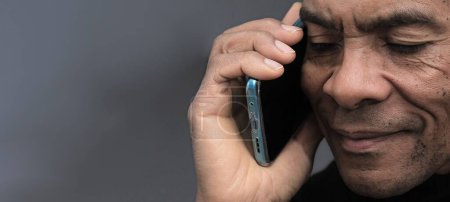 Téléchargez les photos : Homme d'affaires avec téléphone portable avec des personnes sur fond gris noir - en image libre de droit