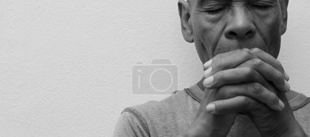 Mann betet zu Gott mit den Händen zusammen anbetet Gott Karibik Mann betet Aktienbild Archivfoto