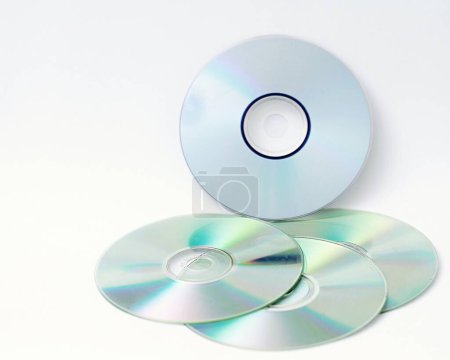 viejos discos de CD apilados en una mesa 