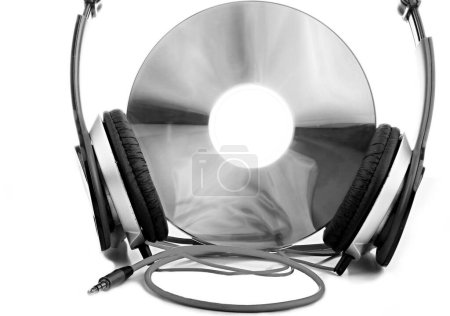 Foto de Auriculares con CD antiguo sobre fondo blanco - Imagen libre de derechos