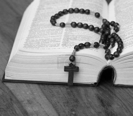 Téléchargez les photos : Prier Dieu avec la Bible et la croix dans l'église - en image libre de droit