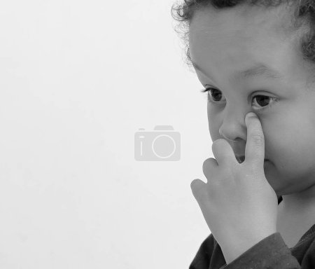 Foto de Niño pequeño con cara triste en la pobreza sobre fondo blanco - Imagen libre de derechos