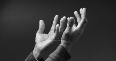 Téléchargez les photos : Mains de la personne priant sur fond sombre, vue rapprochée - en image libre de droit