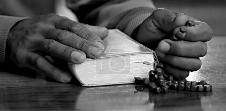 Téléchargez les photos : Prier Dieu avec les gens image de stock photo de la réserve - en image libre de droit