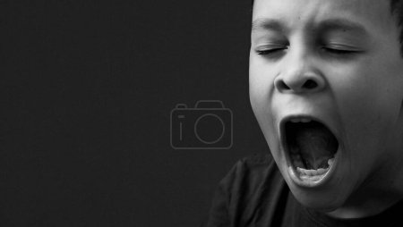 Téléchargez les photos : Stressé petit garçon studio tourné - en image libre de droit