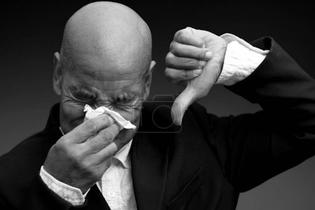 Téléchargez les photos : Souffle du nez après avoir attrapé le rhume et la grippe avec un fond gris avec les gens image de stock photo de la réserve - en image libre de droit