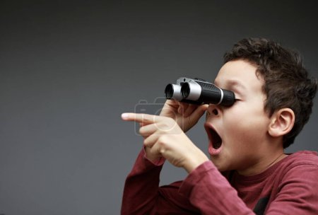 Foto de Niño mirando a través de prismáticos - Imagen libre de derechos