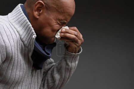 Téléchargez les photos : Rhume et grippe souffle nez après avoir attrapé la grippe avec fond gris noir avec les gens image de stock photo de la réserve - en image libre de droit