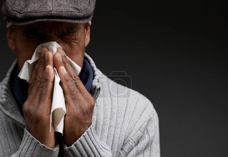 Téléchargez les photos : Rhume et grippe souffle nez après avoir attrapé la grippe avec fond gris noir avec les gens image de stock photo de la réserve - en image libre de droit