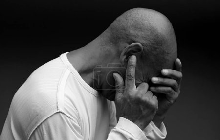 Foto de Hombre que sufre sordera y pérdida auditiva - Imagen libre de derechos