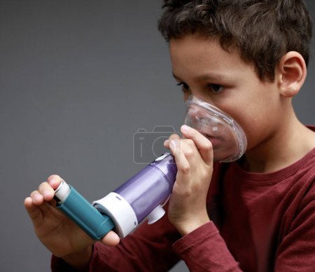 Téléchargez les photos : Enfant avec grippe et inhalateur bouffée respiratoire sur fond gris avec les gens image de stock photo de la réserve - en image libre de droit