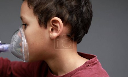 Téléchargez les photos : Enfant avec grippe et inhalateur bouffée respiratoire sur fond gris avec les gens image de stock photo de la réserve - en image libre de droit