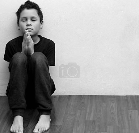 Téléchargez les photos : Garçon priant Dieu tout seul avec les gens image de stock photo de la réserve - en image libre de droit