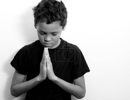 Foto de Niño rezando a Dios por sí mismo con la gente stock image stock photo - Imagen libre de derechos