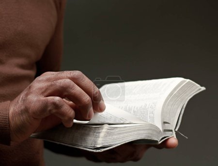 Téléchargez les photos : Prier Dieu en tenant un livre biblique - en image libre de droit
