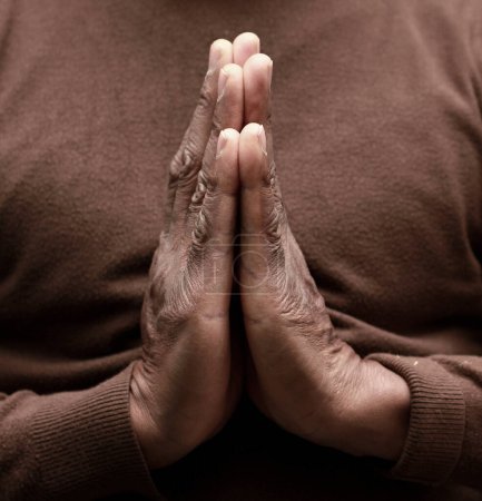 Foto de Orando a Dios con las manos juntas - Imagen libre de derechos