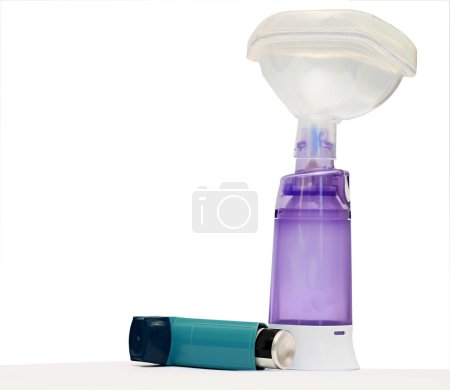 Foto de Inhalador de asma con cartucho para el tratamiento de la enfermedad respiratoria sobre fondo blanco - Imagen libre de derechos