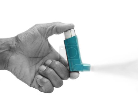 Téléchargez les photos : Inhalateur de pulvérisation d'asthme pour les personnes ayant des problèmes respiratoires - en image libre de droit