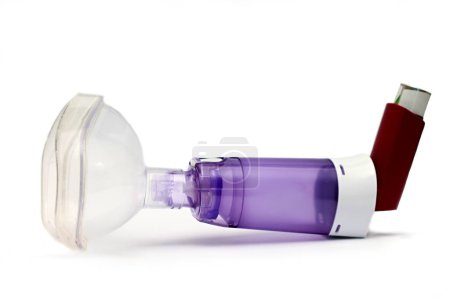 Téléchargez les photos : Inhalateur d'asthme avec cartouche pour le traitement des maladies respiratoires sur fond blanc - en image libre de droit
