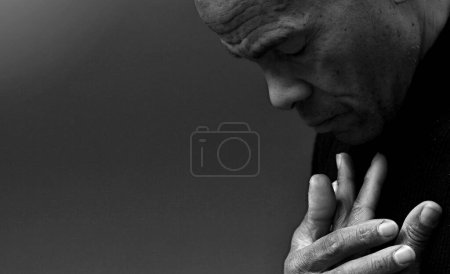 Téléchargez les photos : Homme priant Dieu - en image libre de droit