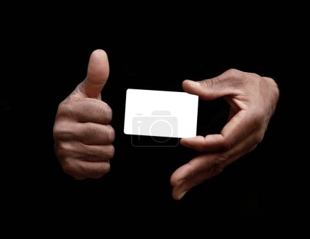 Foto de Hombre de negocios con tarjeta blanca en blanco sobre fondo gris - Imagen libre de derechos