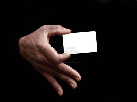 Téléchargez les photos : Homme d'affaires avec carte blanche vierge sur fond gris - en image libre de droit